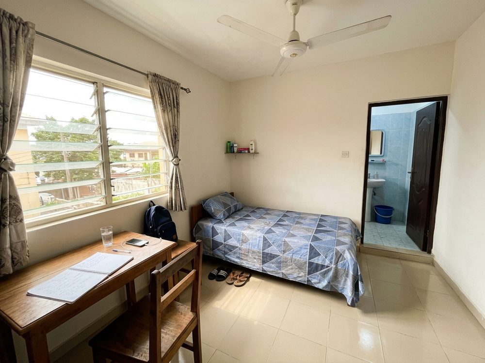 Self-contain, 5 min walk from the gate